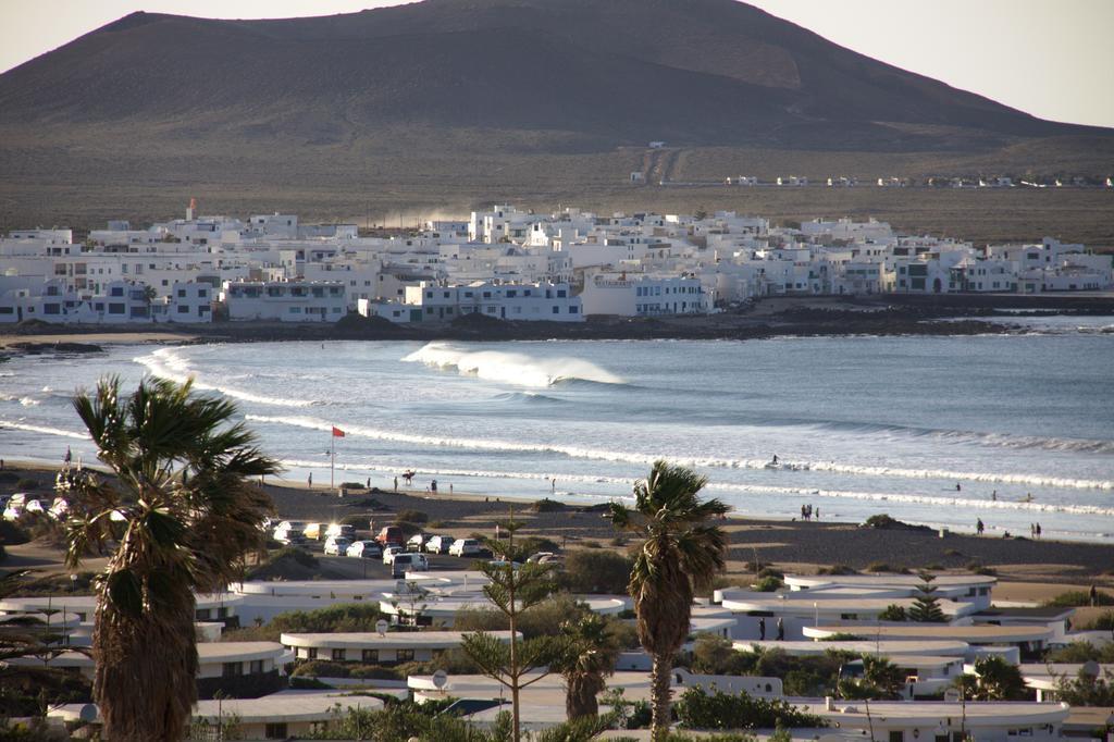 Red Star Surf & Yoga Camp Lanzarote Famara Exterior foto