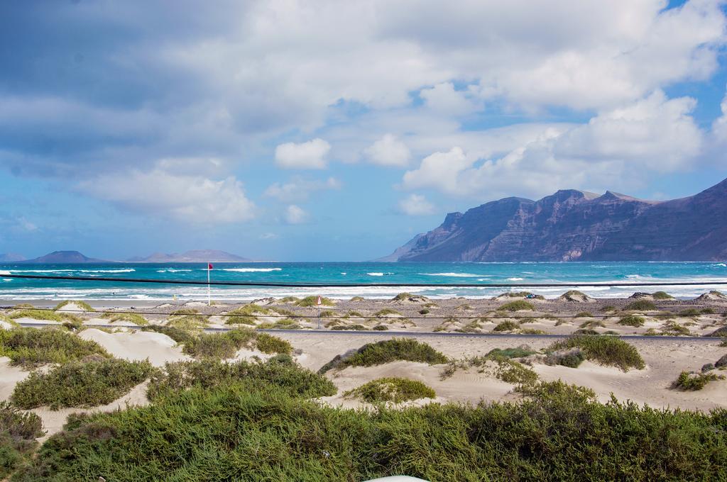 Red Star Surf & Yoga Camp Lanzarote Famara Exterior foto
