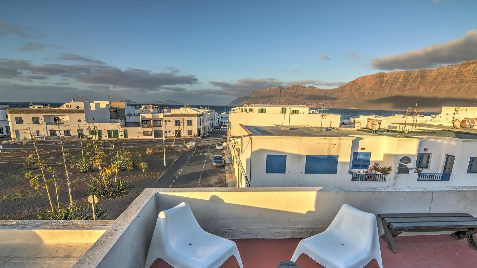 Red Star Surf & Yoga Camp Lanzarote Famara Exterior foto