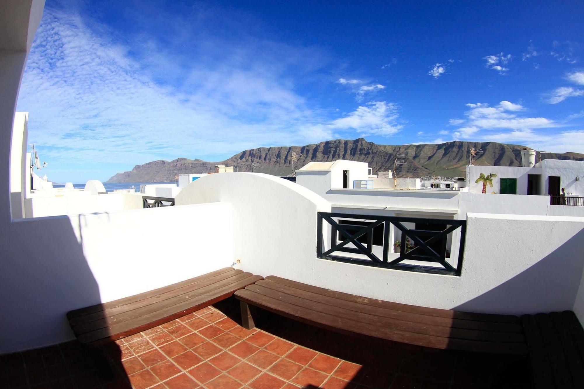 Red Star Surf & Yoga Camp Lanzarote Famara Exterior foto