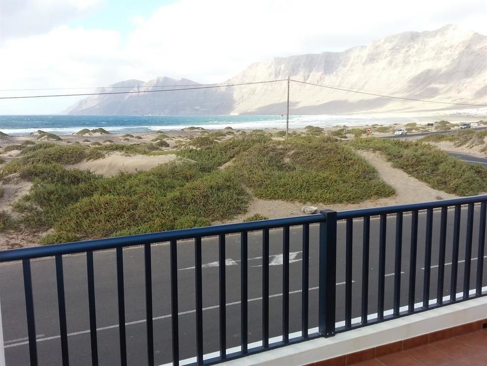Red Star Surf & Yoga Camp Lanzarote Famara Exterior foto
